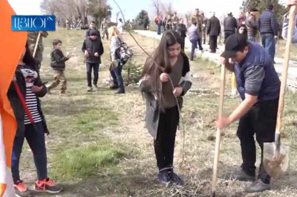 Արցախի երիտասարդները Եռաբլուրում շաբաթօրյակ և ծառատունկ իրականացրին (Տեսանյութ)