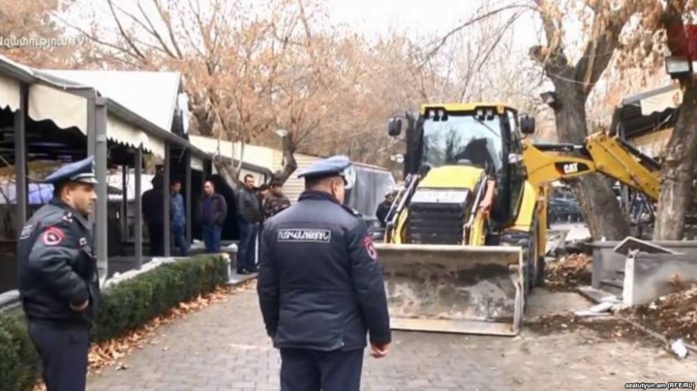 Օպերայի տարածքում շարունակվում է սրճարանների ապամոնտաժումը (ուղիղ)