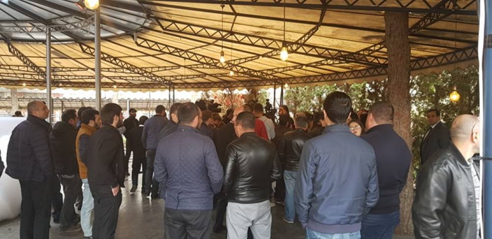 Աշխատակիցները  թույլ չեն տալիս ապամոնտաժել իրենց սրճարանները (լուսանկարներ)