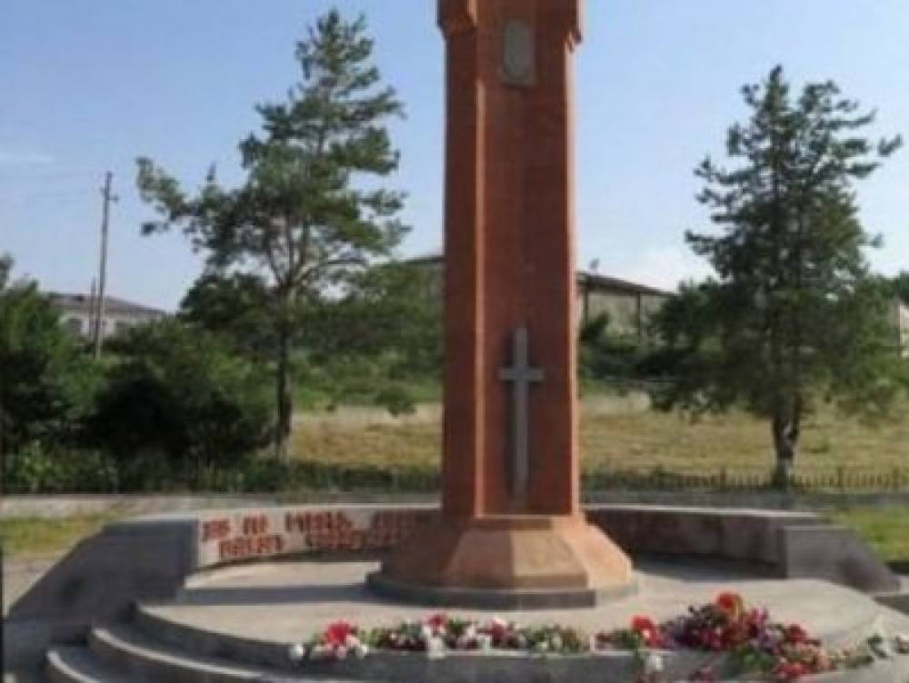 «Վարչապետն ասել է՝ Շուշին դժգույն քաղաք է, այդպես էլ սարքում են». Շուշիում եւս մեկ հուշակոթող է գետնին հավասարեցվել