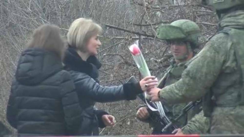 Մարտի 8-ին ընդառաջ՝ ռուս խաղաղապահները ծաղիկներ են նվիրել արցախցի կանանց. Լուսանկարներ