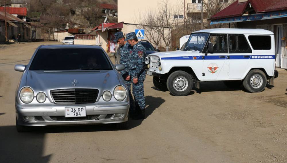 Շոշի բաժանմունքի ծառայողները հսկում են Ստեփանակերտ-Սարուշեն-Կարմիր Շուկա ճանապարհահատվածը