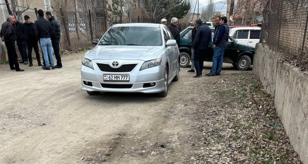 Խախտումների շարքին և մարդկանց կուտակումներին վերջ չկա Սիսիան համայնքի 34/12 ընտրատեղամասում