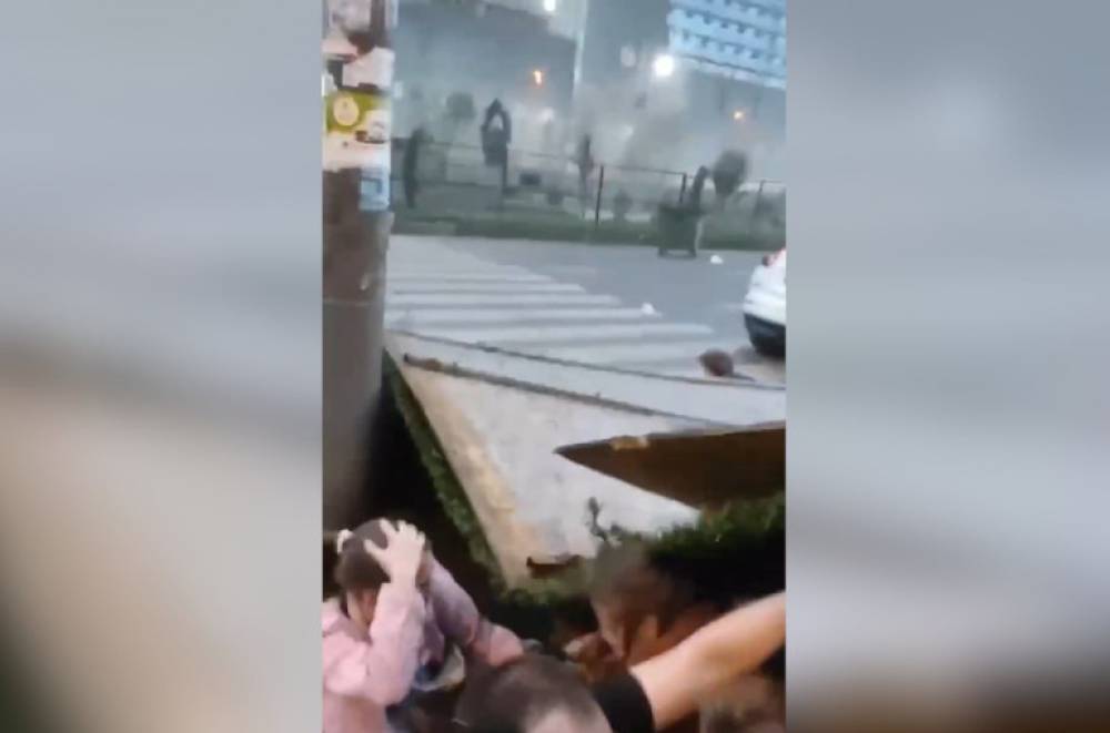 Պոկված տանիքներ, տապալված ծառեր, տուժած քաղաքացիներ․ ուժգին փոթորիկ՝ Բաթումիում (տեսանյութ)