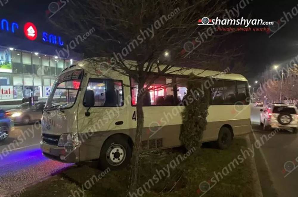Երևանում թիվ 42 երթուղայինի վարորդը իջել է ավտոբուսից, որում եղել են մոտ 30-ից ավելի ուղևոր, ավտոբուսը ինքնաբերաբար առաջ է ընթացել, կոտրել 2 ծառ ու հայտնվել «գազոնում»