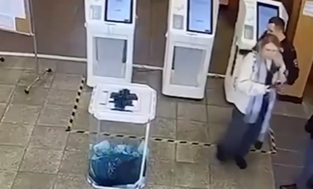 Մոսկվայում նախագահական ընտրությունների ժամանակ 20-ամյա աղջիկը «զելյոնկա» է լցրել քվեատուփի մեջ