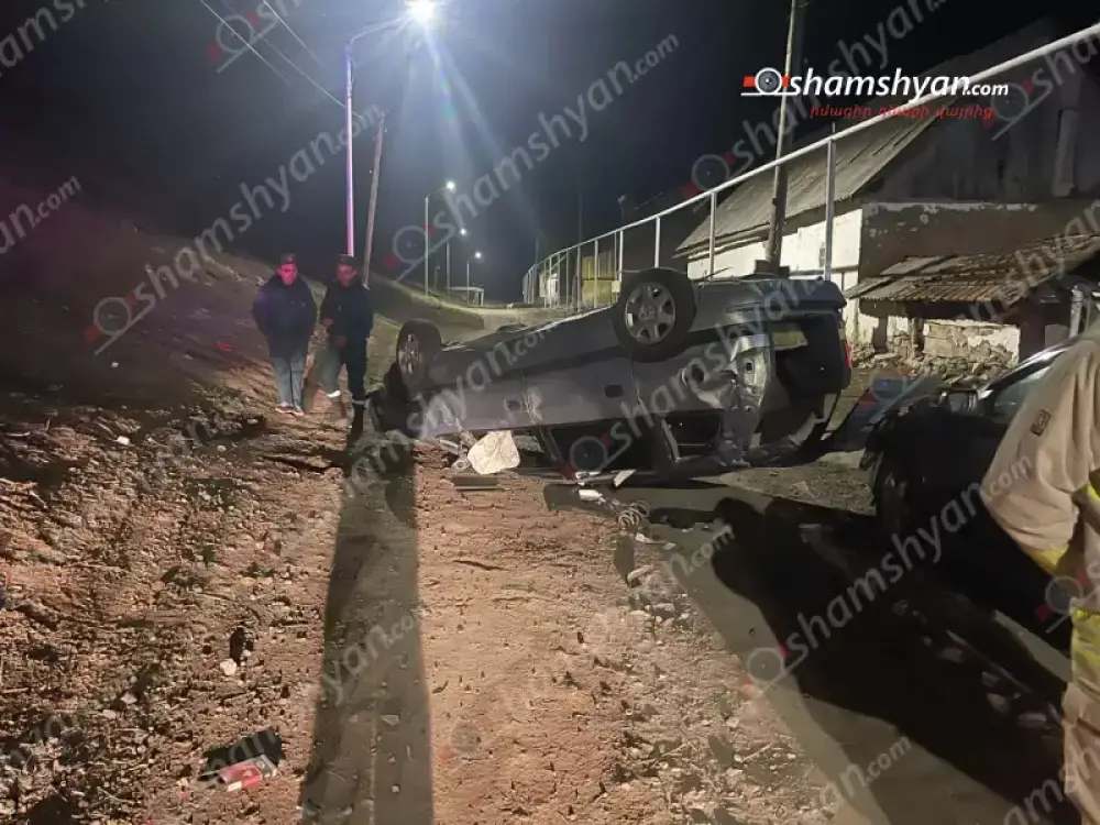 Ճամբարակում «Opel Zafira»-ն բախվել է քարերին և գլխիվայր շրջվել