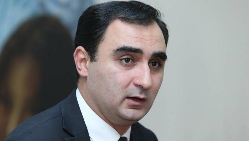 Երկրում գործ չկա՞ անելու, որ առաջին աշխատանքային օրով լույսը բացվում է՝ ստատուսներ գրելու վրա ժամանակ ծախսելով