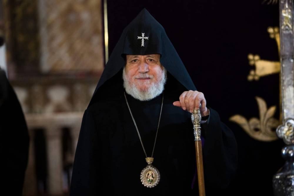 Հայրական մեր հորդորն է, որ կանայք նույն հոգատարությամբ ու նախանձախնդրությամբ շարունակեն սրբազան մեր արժեքներով ու ավանդներով սնել ու կրթել ազգիս զավակներին. Կաթողիկոս
