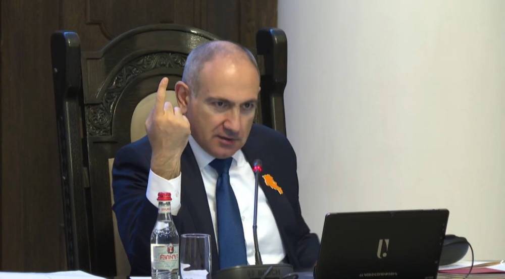 Դուք գրում եք, որ իմ կաբինետում աշխատակցուհու հետ այլ բանով եմ զբաղված․ դուք ու՞մ հետ եք շփոթել ինձ (տեսանյութ)