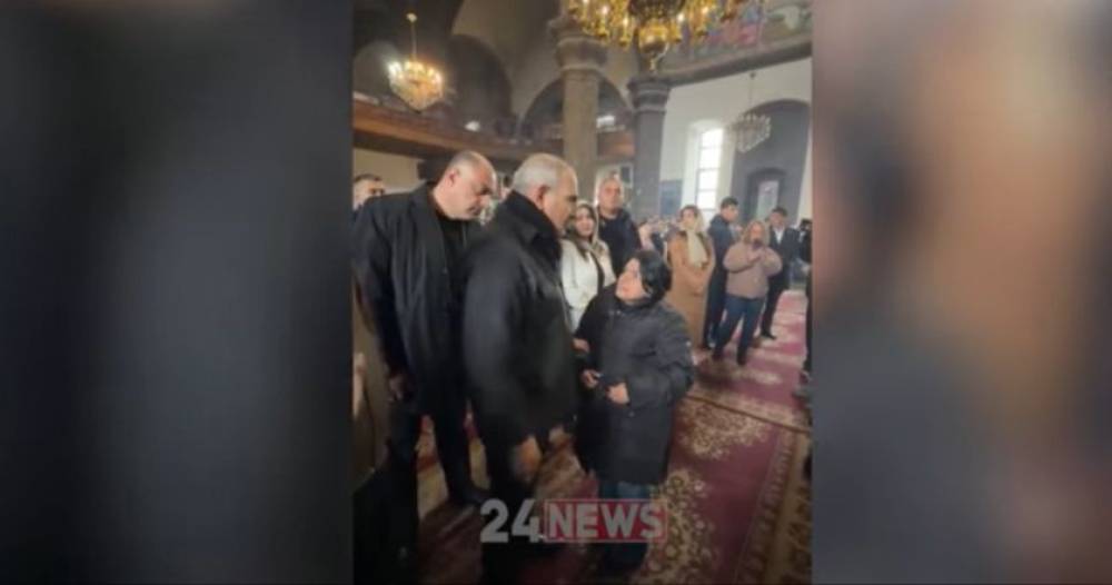 «Գումար կտա՞ք», «Չէ, հիմա չկա». Փաշինյանին Գյումրիի եկեղեցում մի կին մոտեցավ
