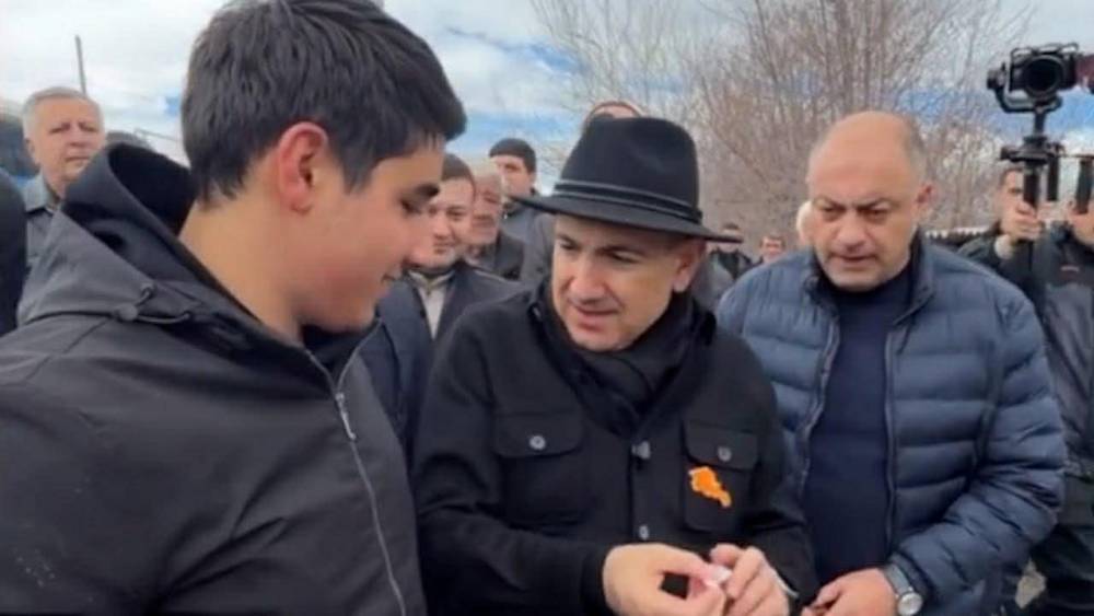 «Բարեւ հզոր վարչապետ». «վայ տնաշեն էս ինչ են արել». ուշագրավ զրույց