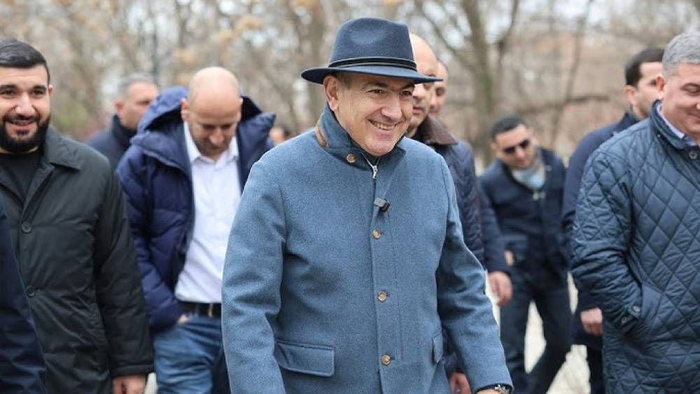 Նիկոլի «ախրաննիկները» մեքենաներով տատիկների են բերել, որ գովեստի խոսք ասեն Փաշինյանին. «Հրապարակ»