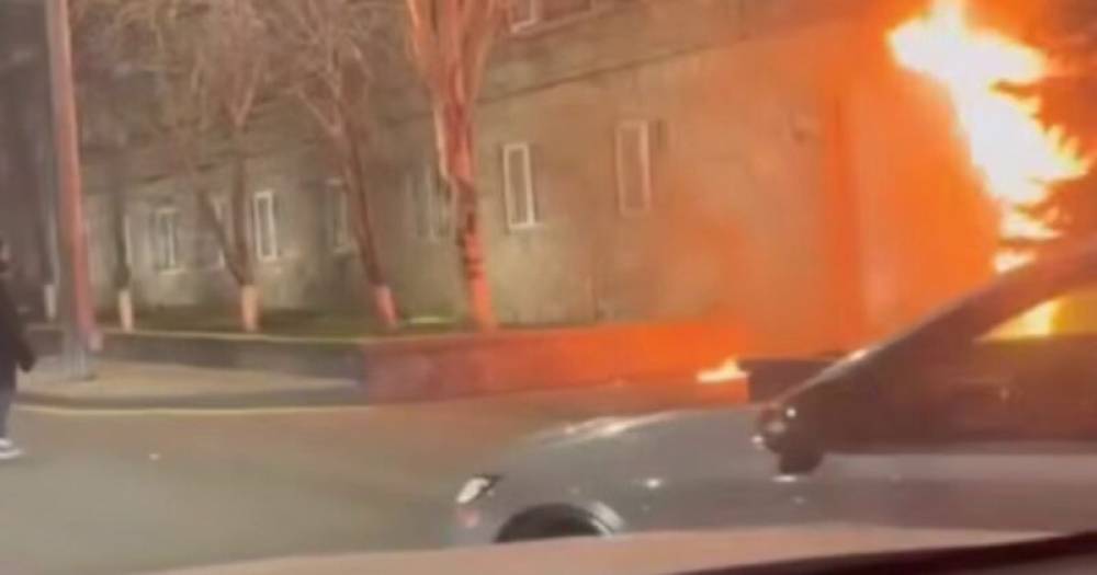 ԱԱԾ շենքի դարպասների ուղղությամբ «Մոլոտովի կոկտեյլ» նետած տղամարդը կալանավորվեց