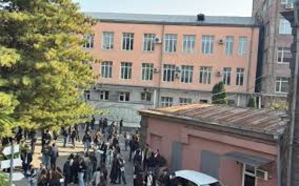 Էջմիածնի դպրոցում երկաթյա ձողով աշակերտի են ծեծել․ ինչ է պատմում դպրոցի տնօրենը. Արմլուր