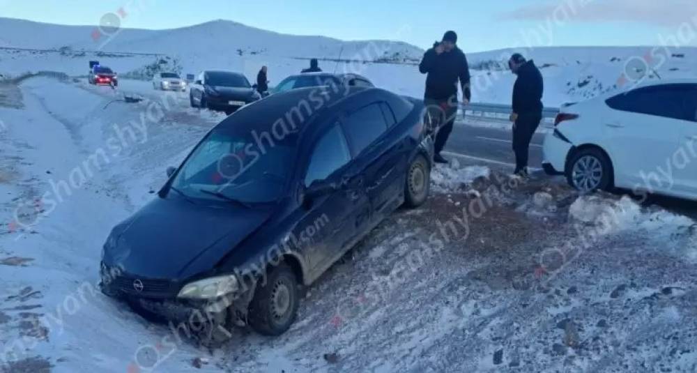 Երևան-Գյումրի ավտոճանապարհին մեքենաներ են բախվել, վիրավորներ կան