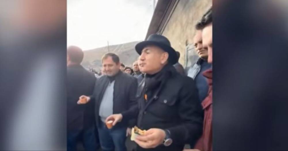 Էս գյուղի թխած լավա՞շ ա, էս էլ ավելու՞կ, ձեթով ա, չէ՞, սարքած, ըհը, բրդուճս արի. Փաշինյանը Բջնիում է