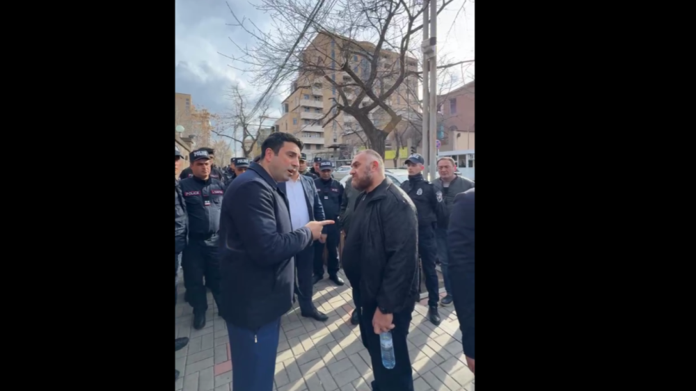 Ալեն Սիմոնյանը հայհոյում է քաղաքացուն