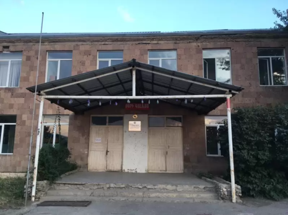 37-ամյա կինը դպրոցում հայհոյել է, տնօրենին սպառնացել դանակով, վնասել է նրա «BMW»-ն