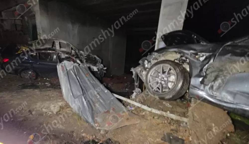 Մյասնիկյան պողոտայում բախվել են «Tesla»-ն ու «BMW»-ն. կան վիրավորներ