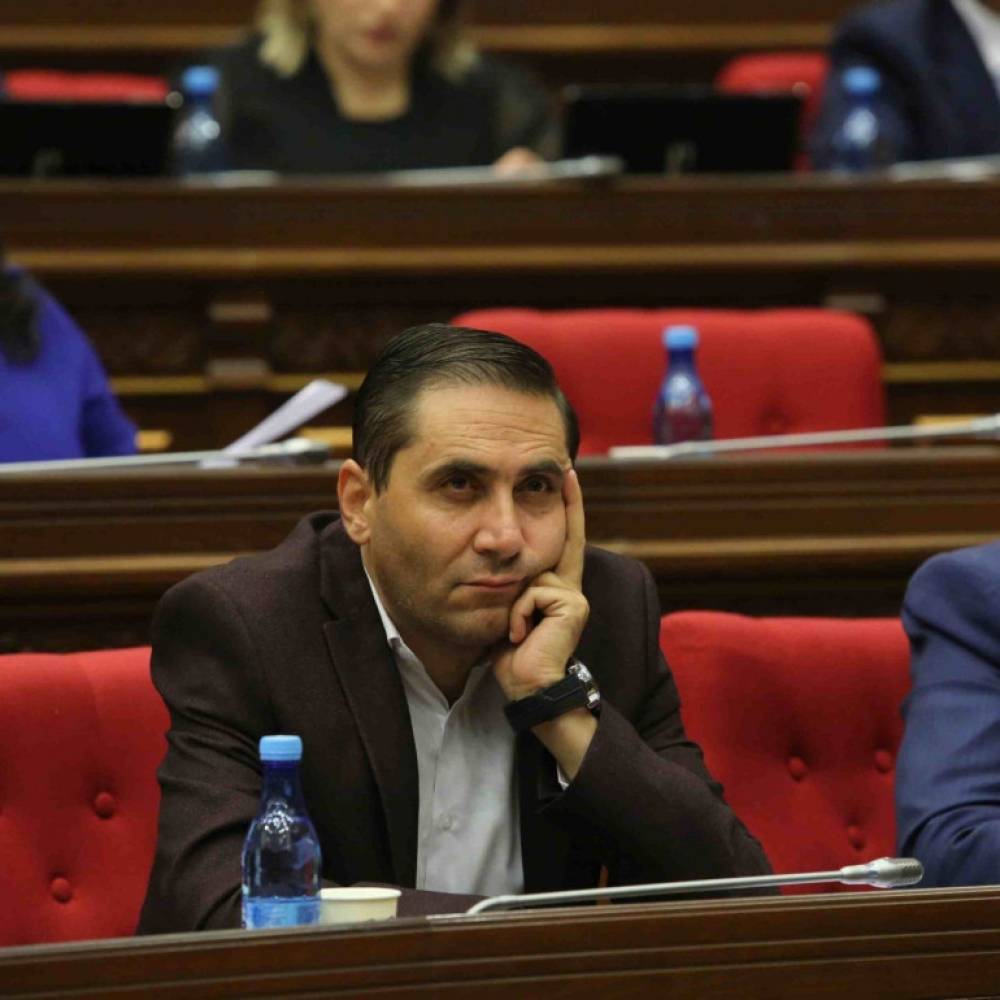 Հայկական քաղաքական դաշտում հայտնվել է «ինտելեկտի» նոր չափանիշ՝ տեսախցիկների առաջ հնարավորինս լուրջ դեմքով տարատեսակ սննդամթերքի օգտագործելու ունակությունը․ Արման Աբովյան