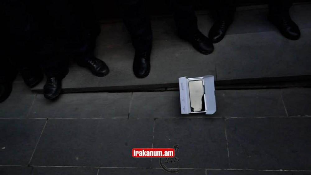 Ոստիկաններն արգելեցին Կարապետյանի թիմակիցներին հեռախոս նվիրել Փաշինյանին. լարված իրավիճակ