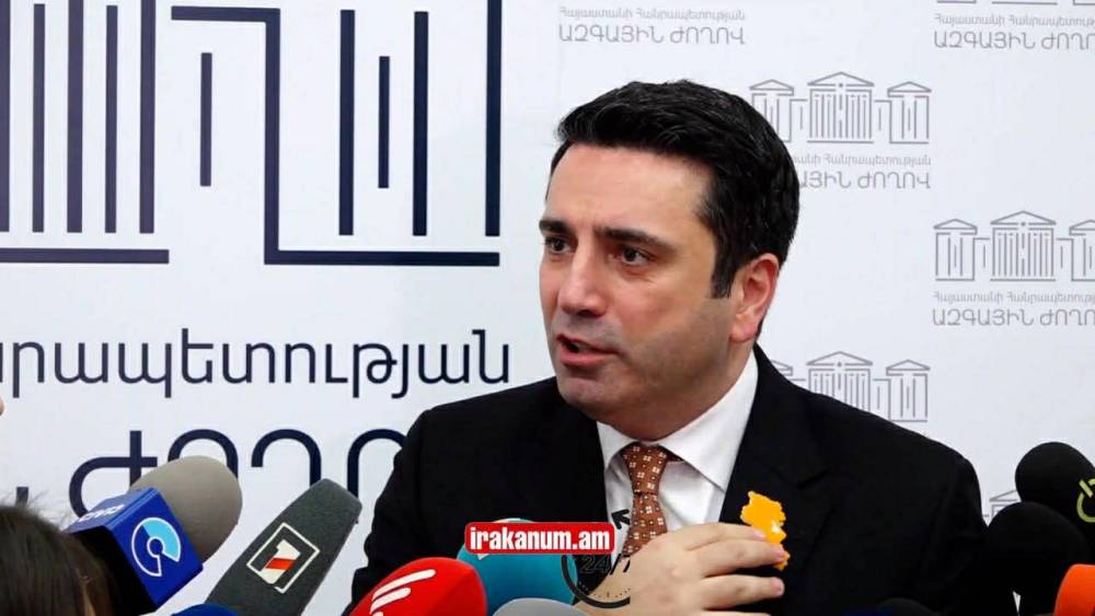 Սուր վեճ Ալեն Սիմոնյանի եւ լրագրողների մեջ