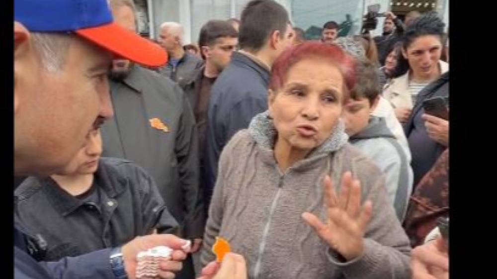 «Մարդկանց աhnւuարuափի մեջ եք պահում». քաղաքացին հրաժարվեց Փաշինյանից վերցնել «խաղաղության սիմվոլ» քարտեզը