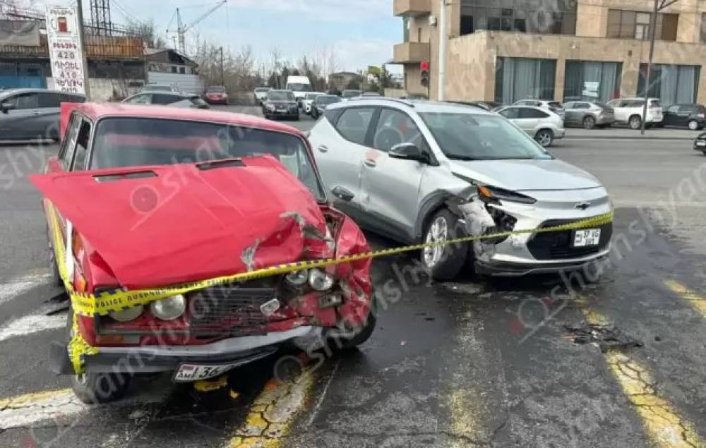Արցախի-Էրեբունի փողոցների խաչմերուկում բախվել են «Chevrolet»-ն ու «ՎԱԶ 2106»-ը. կա վիրավոր