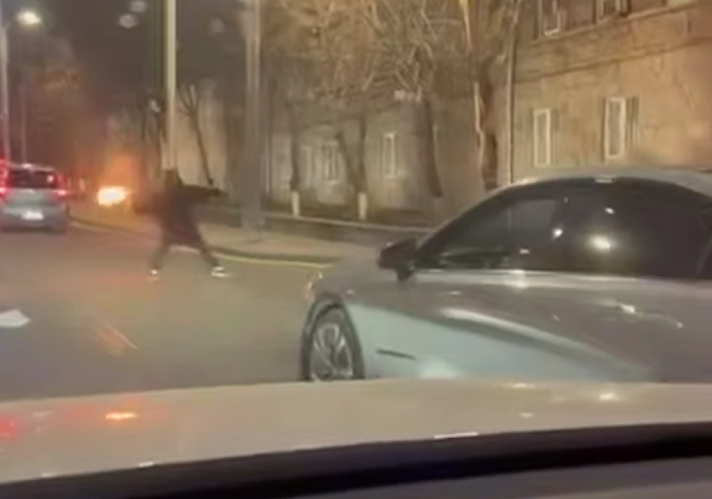 Փորձել են  հրկիզել ԱԱԾ շենքը. համացանցում նման տեսանյութ է տարածվել