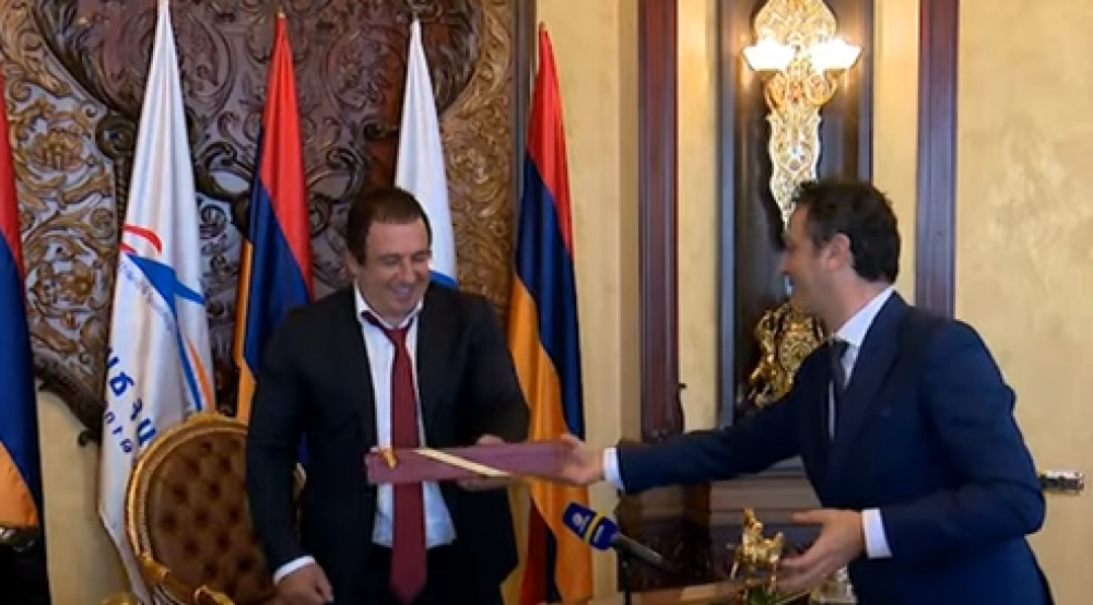 Սիլվիո Բեռլուսկոնիի բացառիկ նվերը Գագիկ Ծառուկյանին (տեսանյութ)