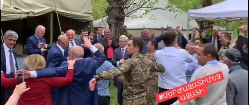 Սերժ Սարգսյանը պարում է Արցախում (տեսանյութ)