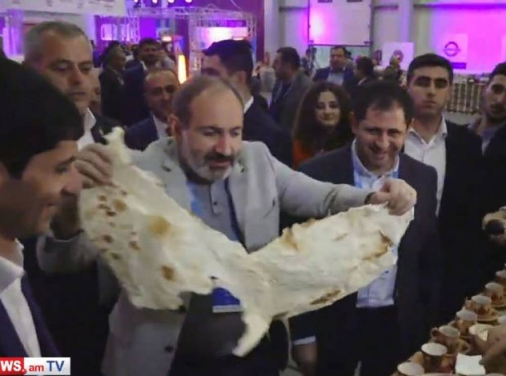 Փաշինյանն ախորժակով տարբեր մթերքներ է ուտում էքսպոյի ժամանակ (տեսանյութ)