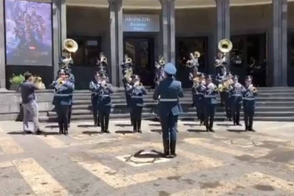 Շնորհավո՛ր տոնդ, Հայաստան: Ոստիկանների ելույթն Ազնավուրի հրապարակում