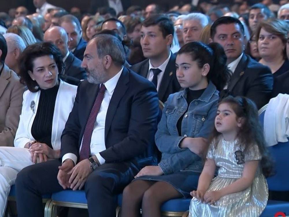Ինչպես է ՀՀ հիմնի ժամանակ Նիկոլ Փաշինյանը դստերը՝ Արփիին, հուշում ոտքի կանգնել