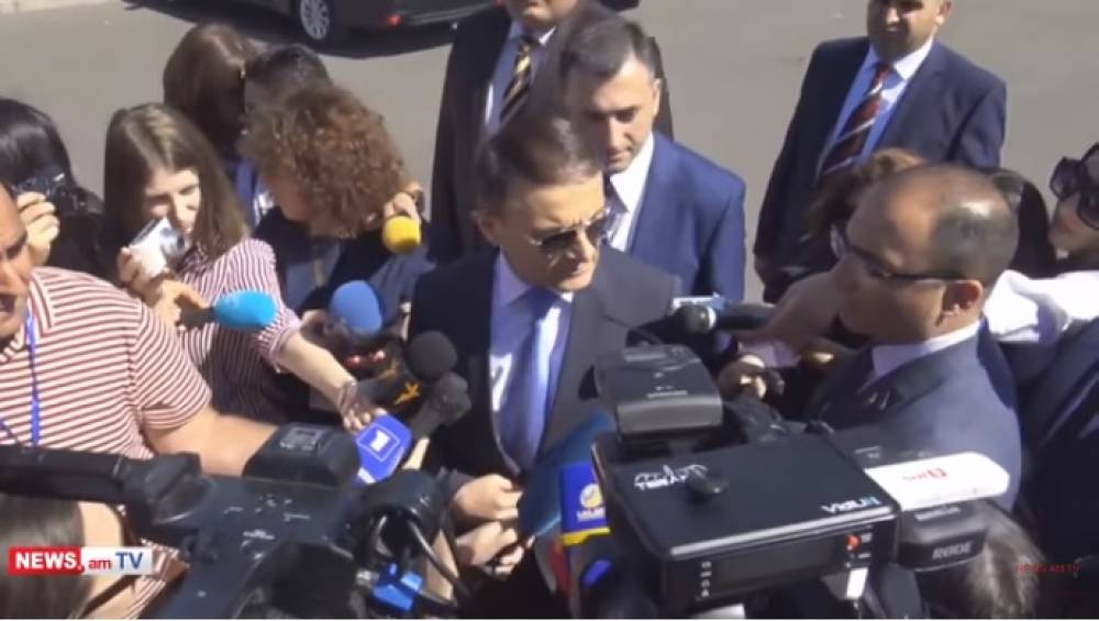Ինչո՞ւ է Քոչարյանին ազատ արձակած դատավորը շրջում ոստիկանների ուղեկցությամբ