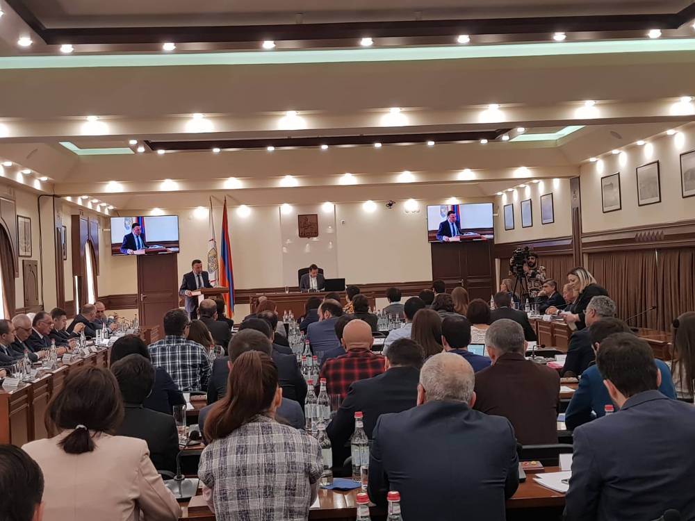 Ավագանիում մեկ րոպե լռությամբ հարգեցին քաղաքապետարանի մահացած աշխատակցի հիշատակը (տեսանյութ)