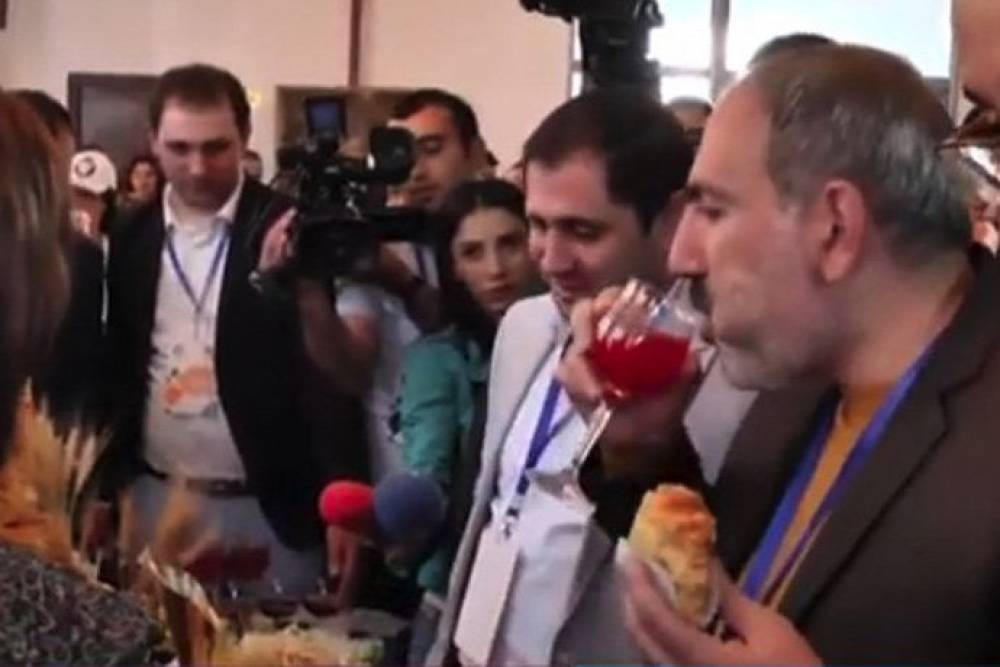 «22 շերտ ա, համով ա, դուխով կերեք». Փաշինյանը Գավառում մասնակցում է էքսպոյի