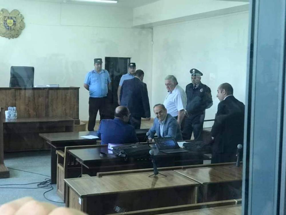Ռոբերտ Քոչարյանը դատարանում ողջունեց  իր աջակիցներին (տեսանյութ)