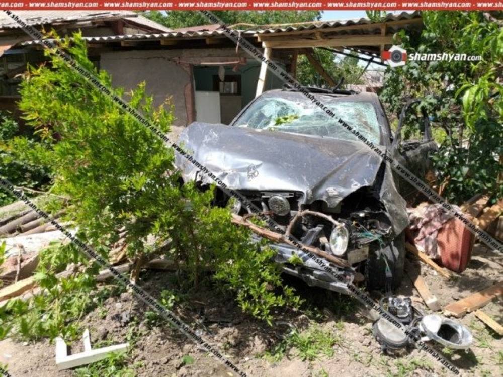 Կասկադյորական վթար Արմավիրի մարզում. Mercedes-ը մխրճվել է տան մեջ՝ փլուզելով պատերն ու առաստաղը. կա վիրավոր (լուսանկար)