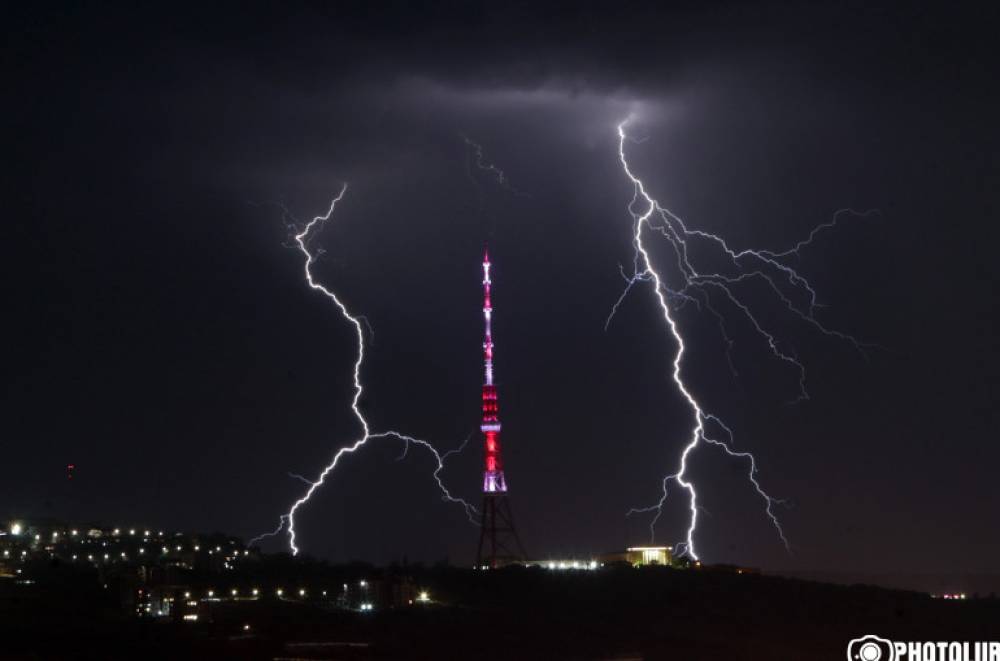 Երևանյան ամրոպն ու կայծակը՝ մեկ ֆոտոշարքով