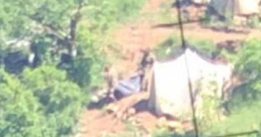 Մայիսի 28-ին վիրավորված զինվորին են ընկերները տեղափոխում. սենց պայմաններում են ծառայում տղերքը, իսկ կին ծեծող ոստիկանները մեկ ամսում 6,5 միլիոն դոլարի պրեմիա են ստացել