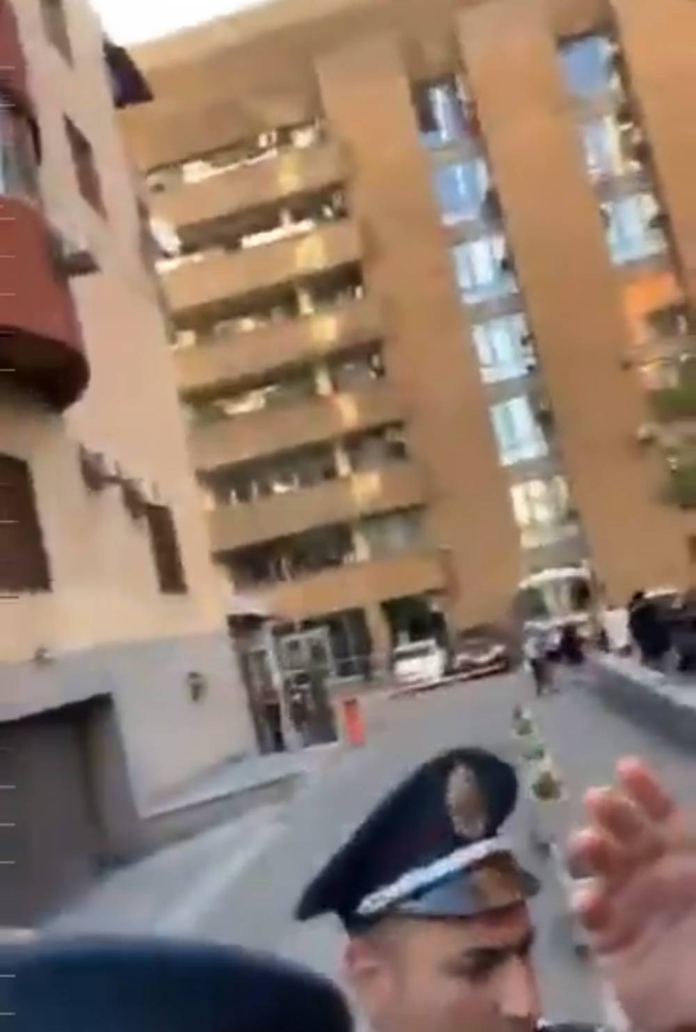 Ահա այսպես խաղաղ կերպով այսօր ճեղքեցինք ոստիկանական շղթան կառավարական շենքի մոտ (տեսանյութ)