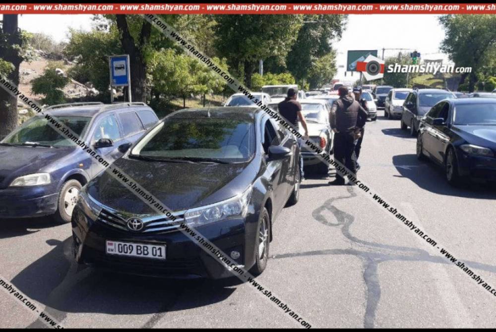 Իսակովի պողոտայում բախվել են մի քանի ավտոմեքենաներ, այդ թվում՝ ՀՀ ՊԵԿ վարչության պետին սպասարկող Toyota-ն