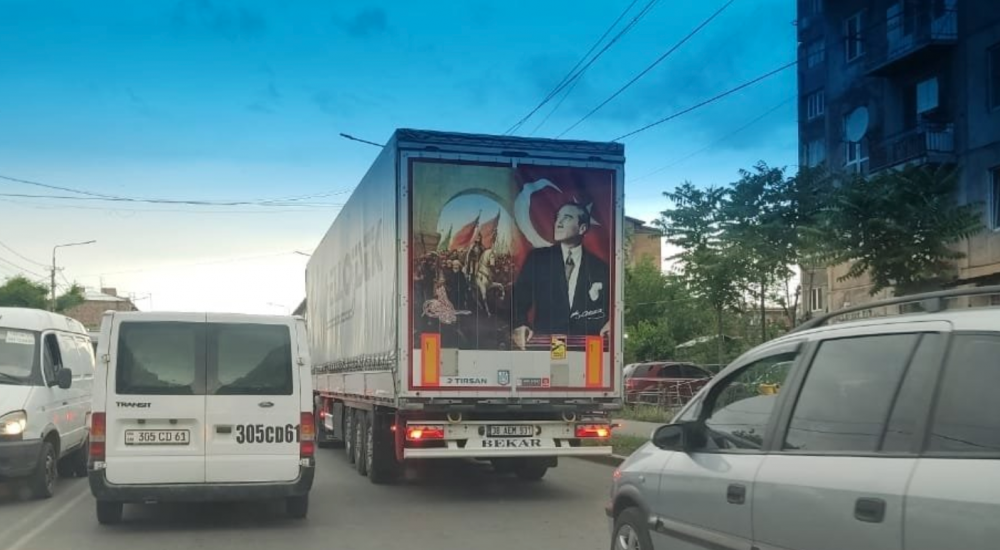 Երևանի փողոցներում թուրքական բեռնատարը ազատ երթևեկում է այս նկարով. Էդգար Ղազարյան