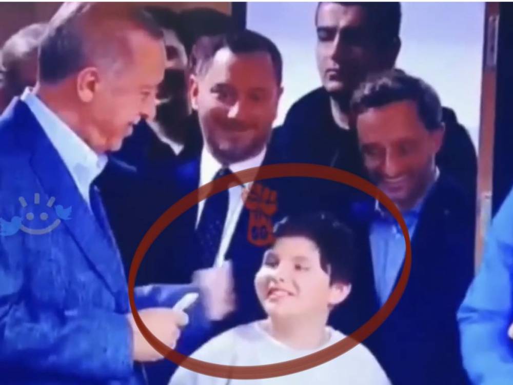 Էրդողանը քվեարկությունից առաջ ապտակել է երեխայի դեմքին.(տեսանյութ)