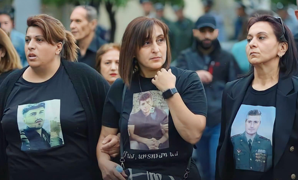 Այս ծնողները մեր երկրում բացառիկ իրավունք ունեն և երեսներիդ թքելու, և ձեզ բոլորիդ Եռաբլուր տանելու նպատակով «առևանգելու»