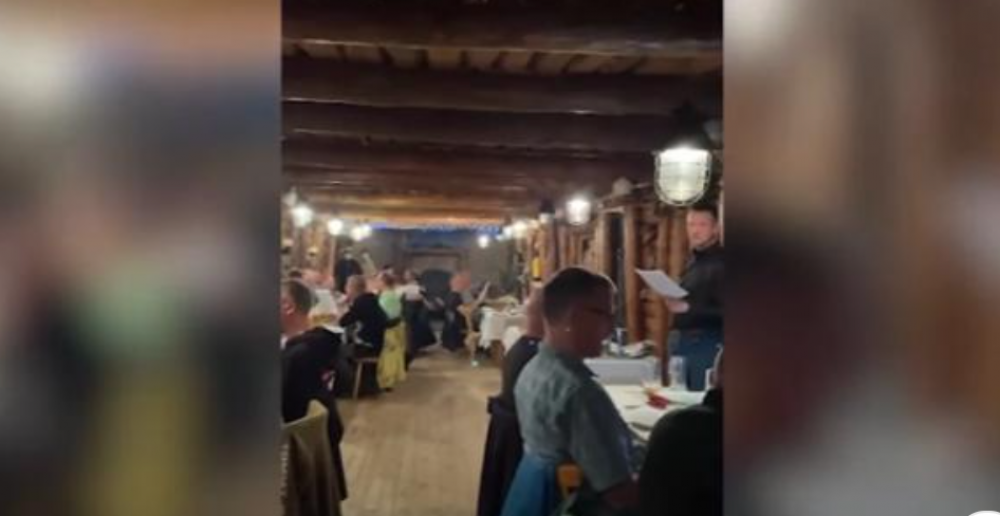 Գերմանական հայտնի ռեստորաններից մեկում գերմանացի հաճախորդները հանկարծակի սկսեցին հայերեն երգել (տեսանյութ)