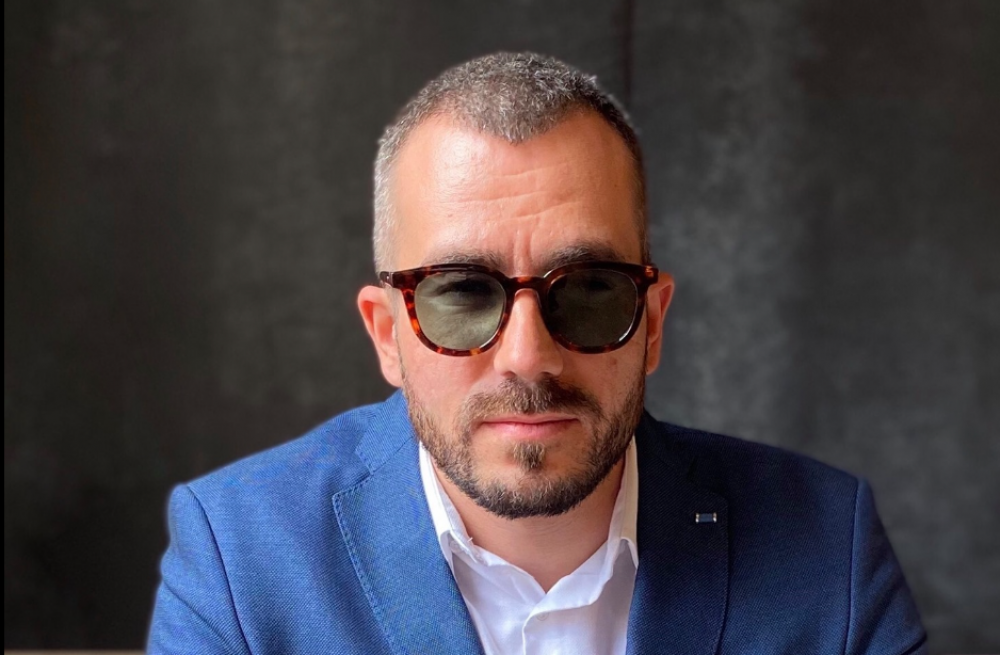 Մի խոսքով իմացեք, որ քաղաքի փողոցներով նիկոլի շառ ա ֆռֆում, Աշոտիկը էլի փողոցներում ա