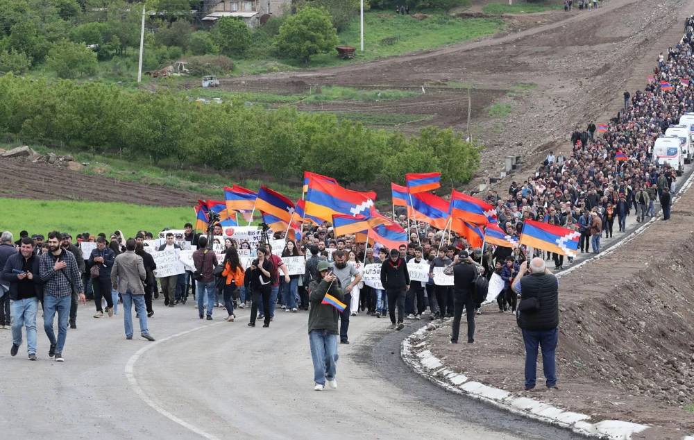 Կոռնիձորում էին բոլորը,չկային միայն կոռնիձորցիները՝ հավաքվել էին գյուղի ծայրին , որ տեսնեն ինչ է կատարվում